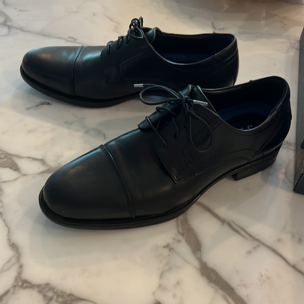 Effectively New Florsheim Finance Cap Toe Oxfords black shoe 11D - Picture 3 of 7